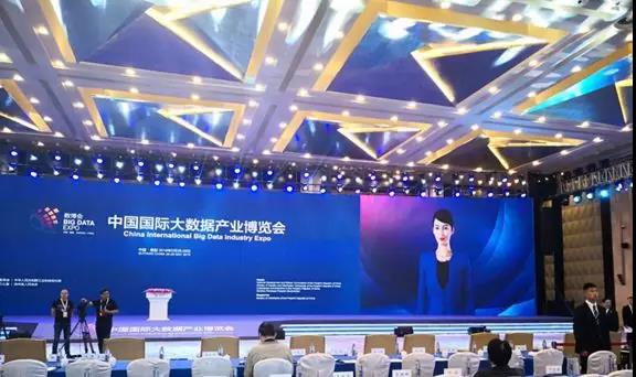 【合作伙伴】小i機(jī)器人實(shí)力助陣數(shù)博會(huì) 發(fā)布大屏智能交互機(jī)器人